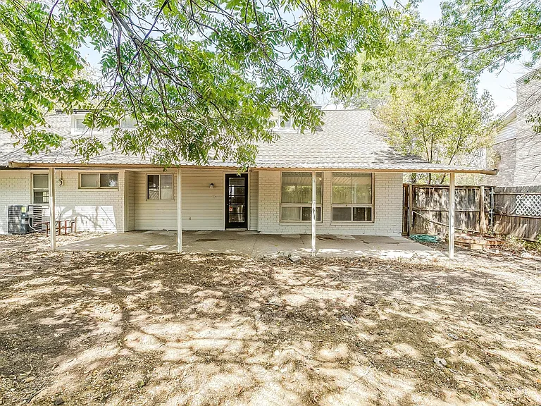 802 Sutton Ct — Photo 40