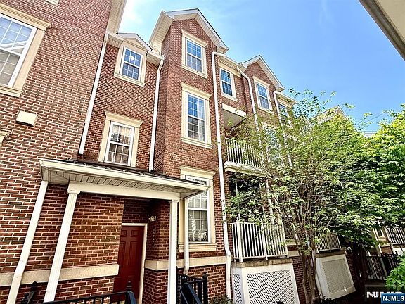 2nd image of 200 Dey St Unit 257