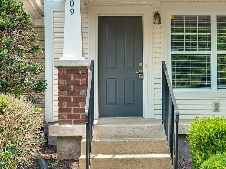 209 Shadow Glen Dr — Photo 3