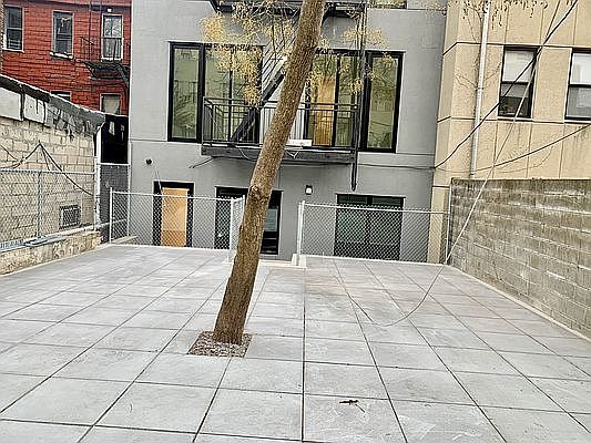 3rd image of 209 Montrose Ave #1D