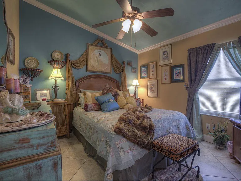 Queen guest room