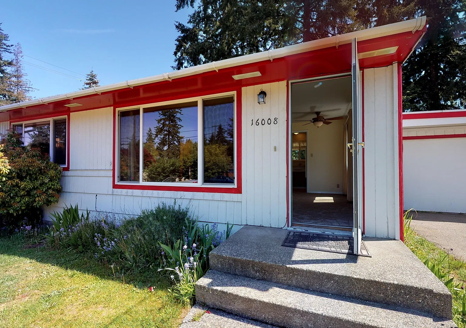 Cozy 2 Bedroom, 1 Bath Home in Burien — Photo 2