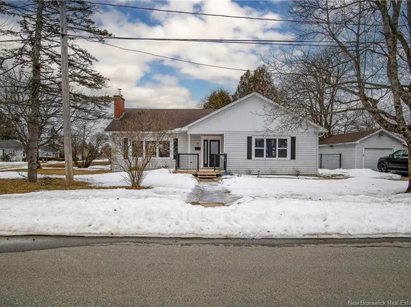 15 Fenton Dr, Saint John, NB E2M 4E6