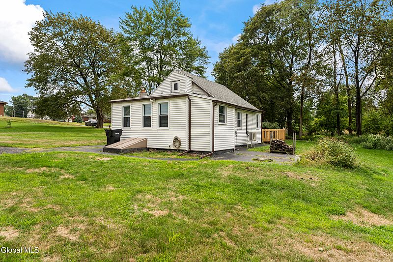 4th image of 100 Gillette Avenue