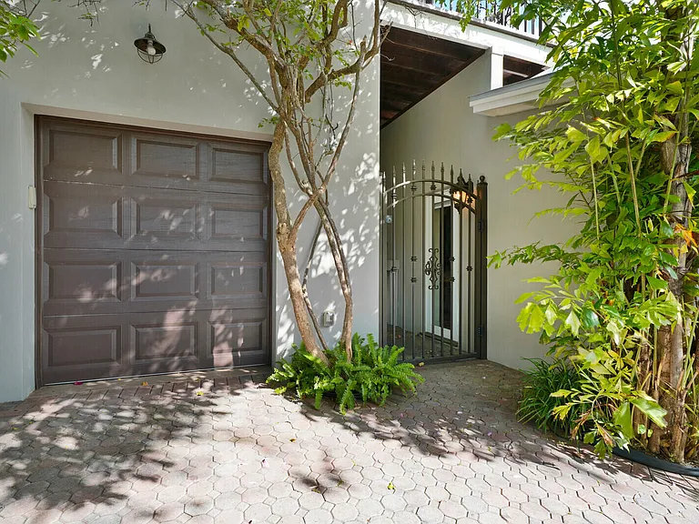 137 S Oak St — Photo 29