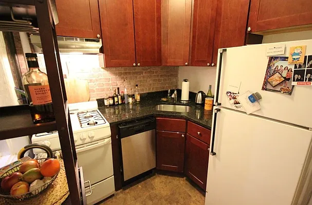 Rented by LJ Sloane Management | media 24