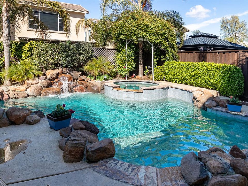 2nd image of 2433 Foxcroft Cir