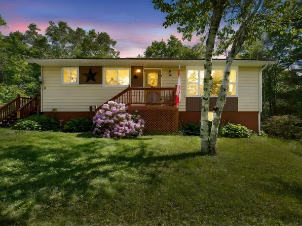 11 McBunt Dr, Lunenburg, NS B4V 6Y2
