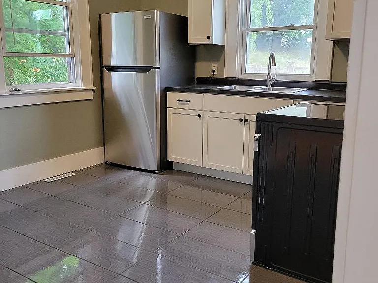 914 Middle St — Photo 13