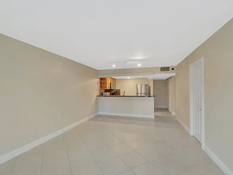 345 Ocean Dr #305 — Photo 4
