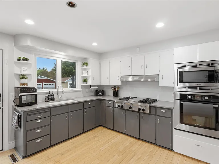 9 Linden Blvd — Photo 15