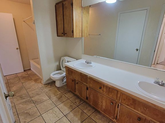 4th image of 102 E Truman Ave