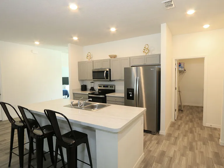 592 SW Dauphin Ave — Photo 15
