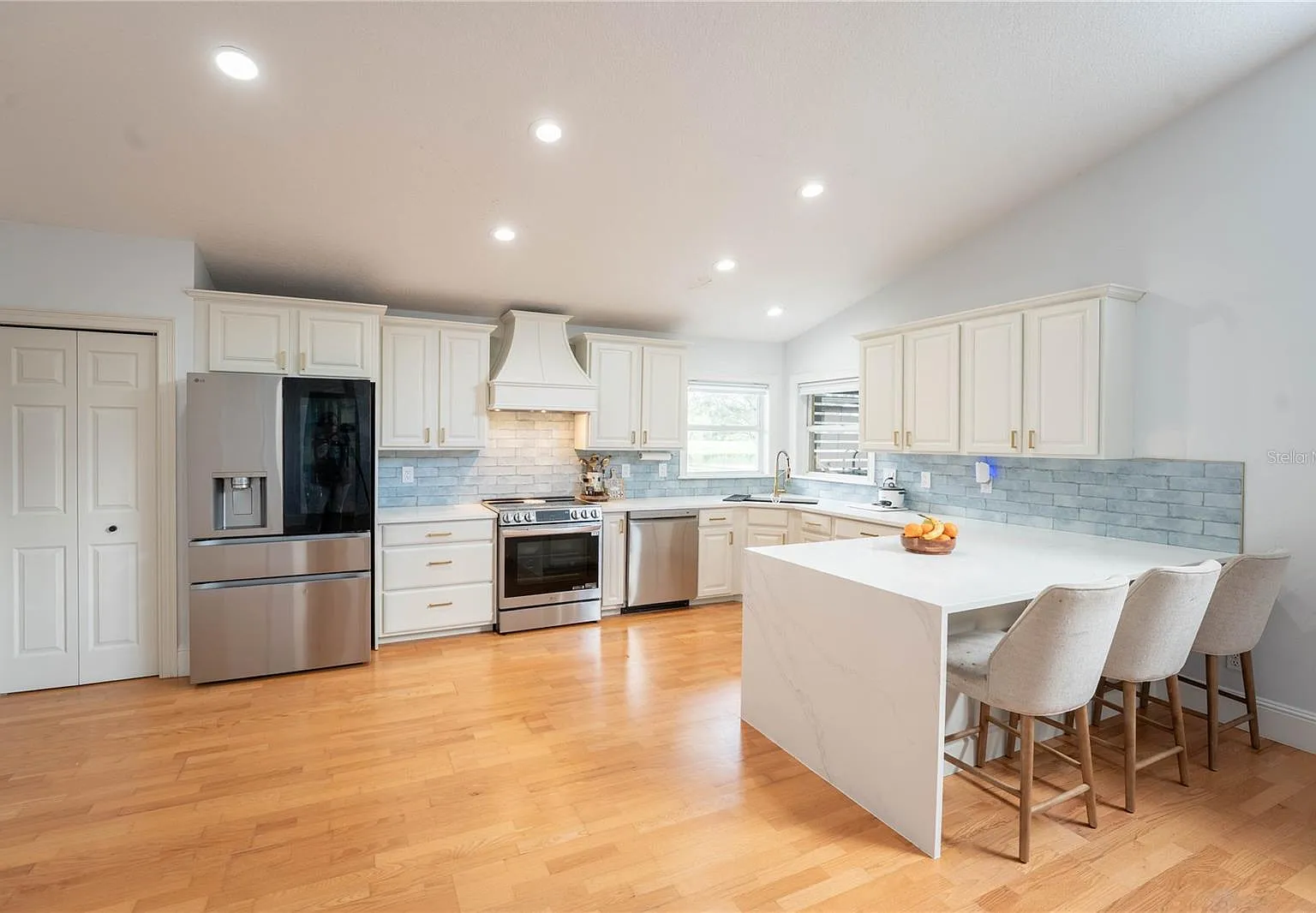 4 bed, 2.0 bath, 1931 sqft, $3,400 — Photo 4