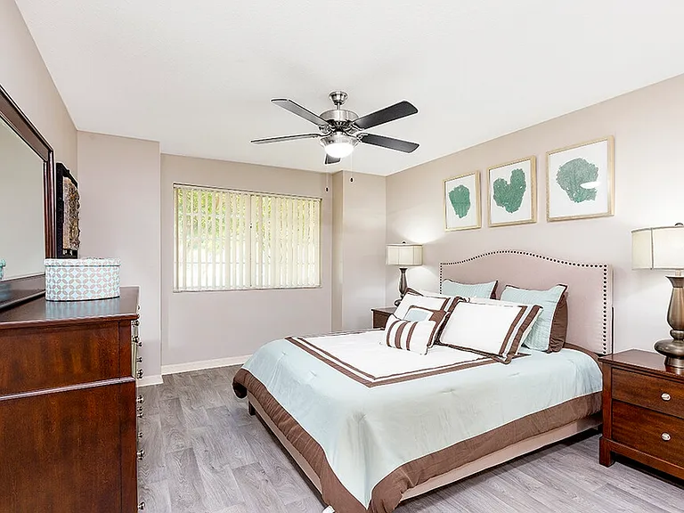Club Lake Pointe Apartments — Photo 12