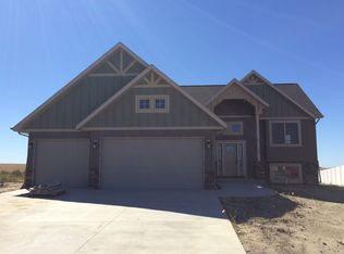 1855 Yellowstone Cir, Dickinson, ND 58601
