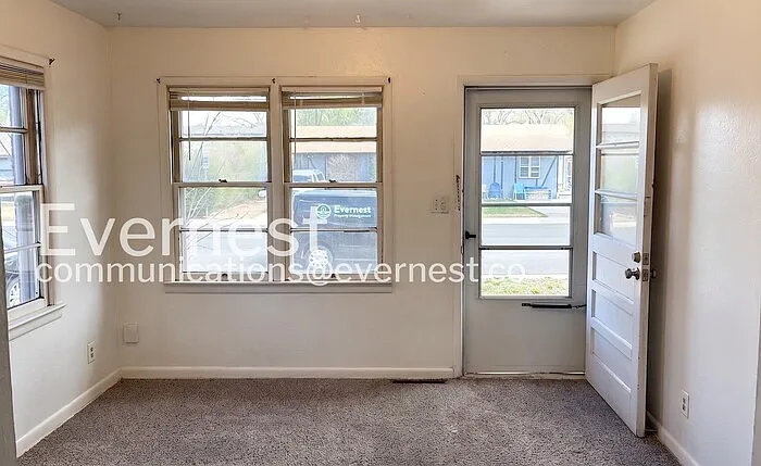 231 N Roosevelt Ave — Photo 7