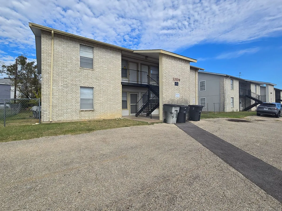 Building Photo - 1309 Quail Cir #B
