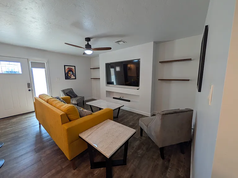 1022 W Mission Ln — Photo 3