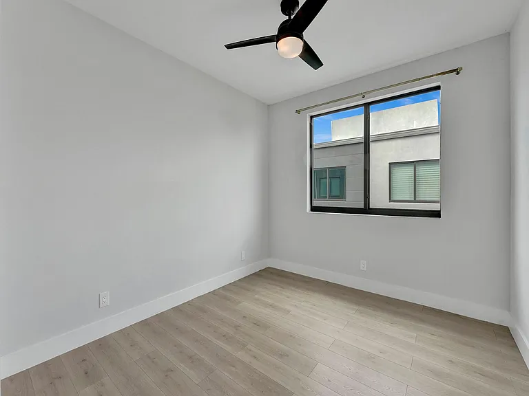 924 NE 4th St — Photo 23