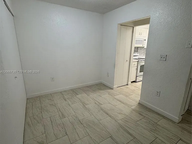 2124-2126 Thomas St #2126 — Photo 5