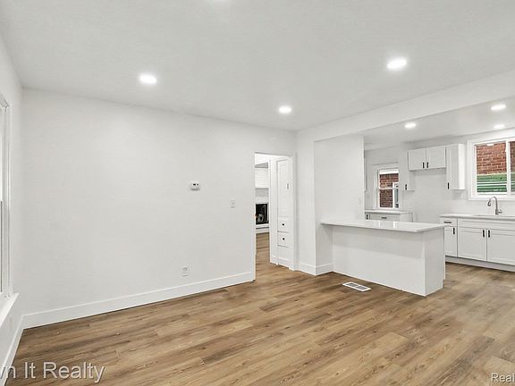 5th image of 15887 Marlowe St