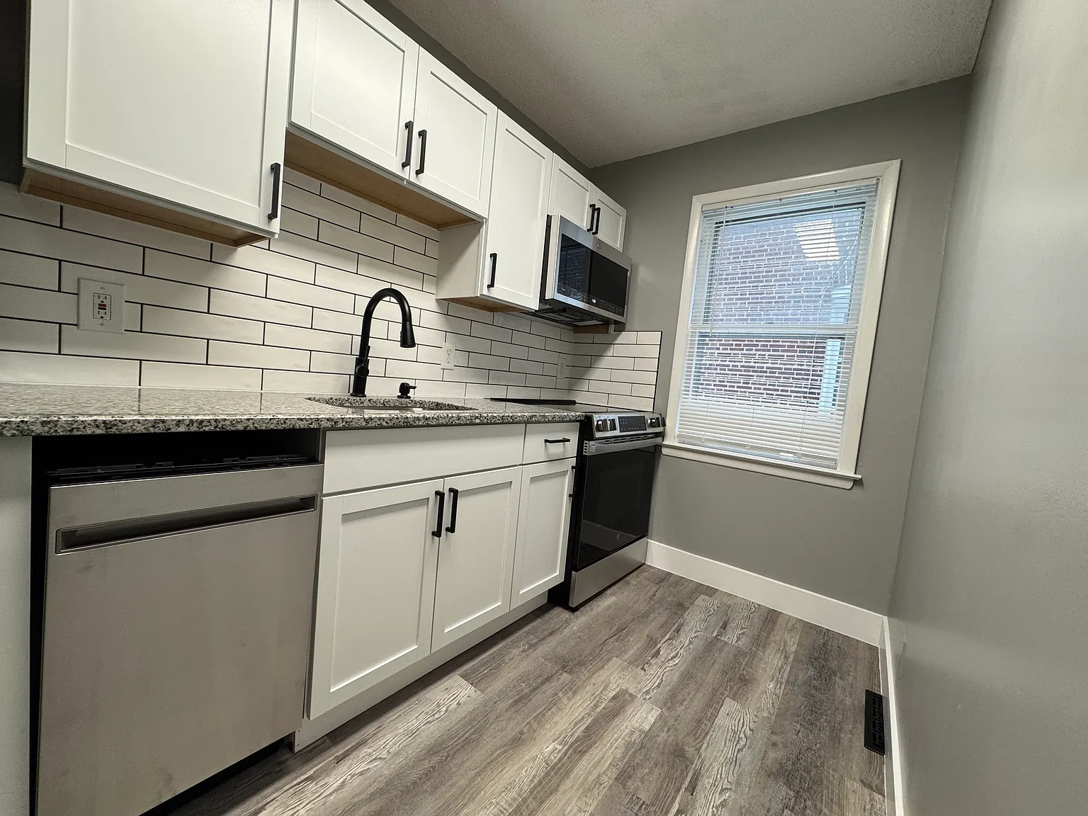 305 Linwood Ave — Photo 2
