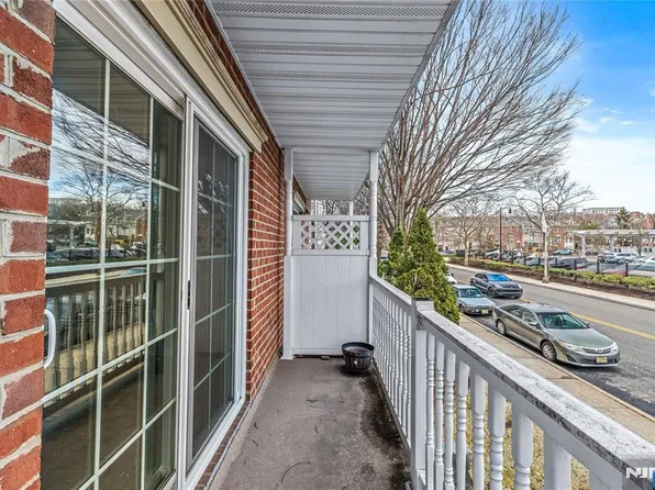 14 Rider Ct, Newark, NJ 07103
