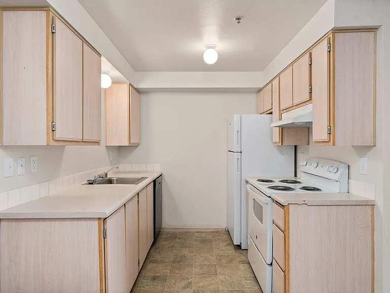 The Summit Apartments — Photo 22