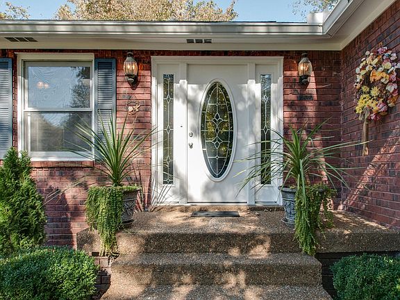 3rd image of 421 Evergreen Cir