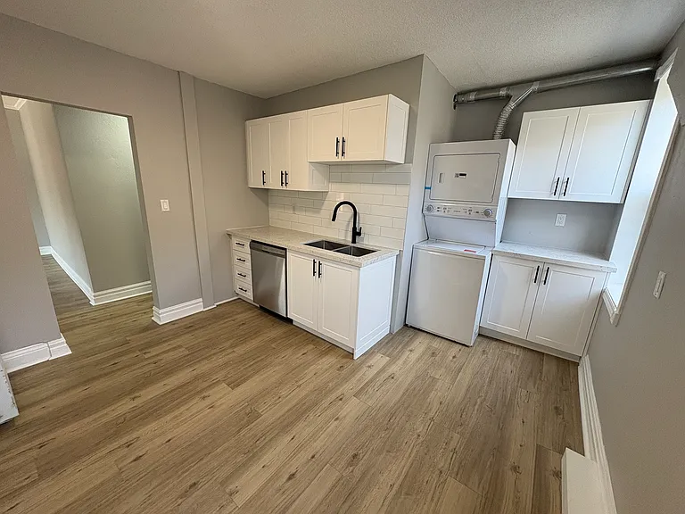 144 Locke St S #5 — Photo 5