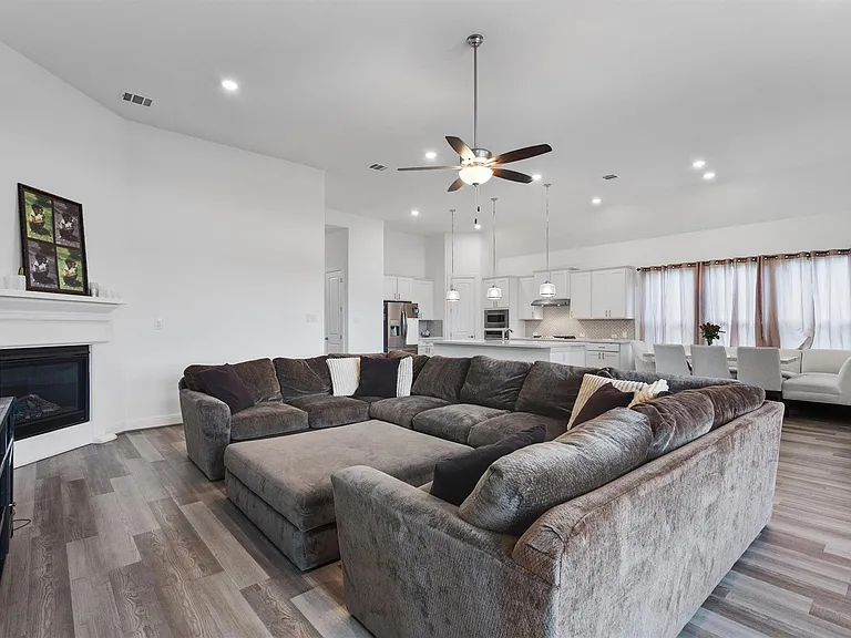 504 Pulitzer Dr — Photo 6