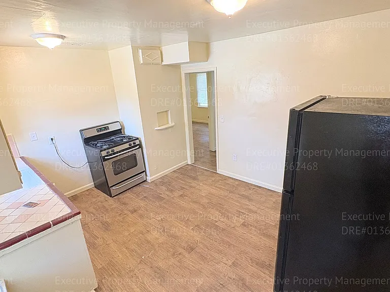 2321 N Inyo St — Photo 14