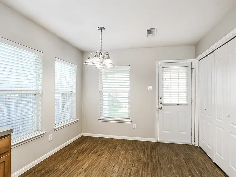 19242 Hopeview Ct — Photo 5