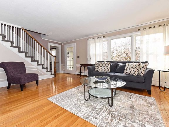 2nd image of 372 Mineola Blvd