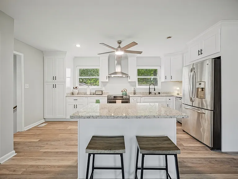 220 Manchester Dr — Photo 10