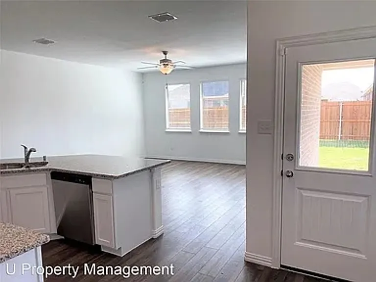 624 Fitzroy Ln — Photo 3