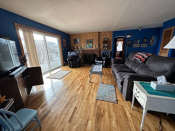 3rd image of 976 3rd Ave N