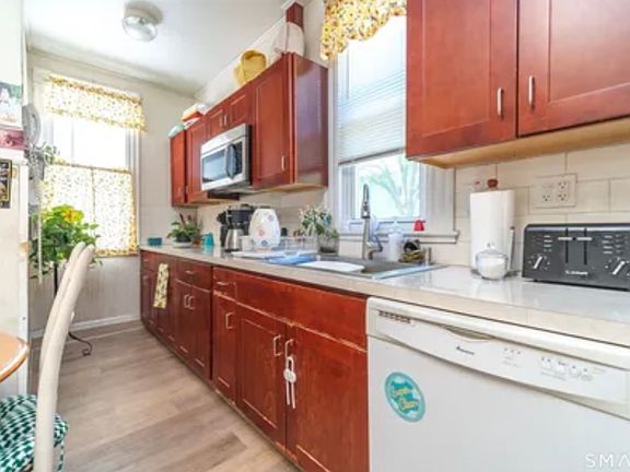 3rd image of 211 Nicoll St #4
