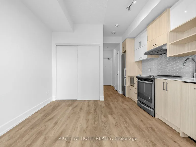 128 Fairview Mall Dr #509 — Photo 4