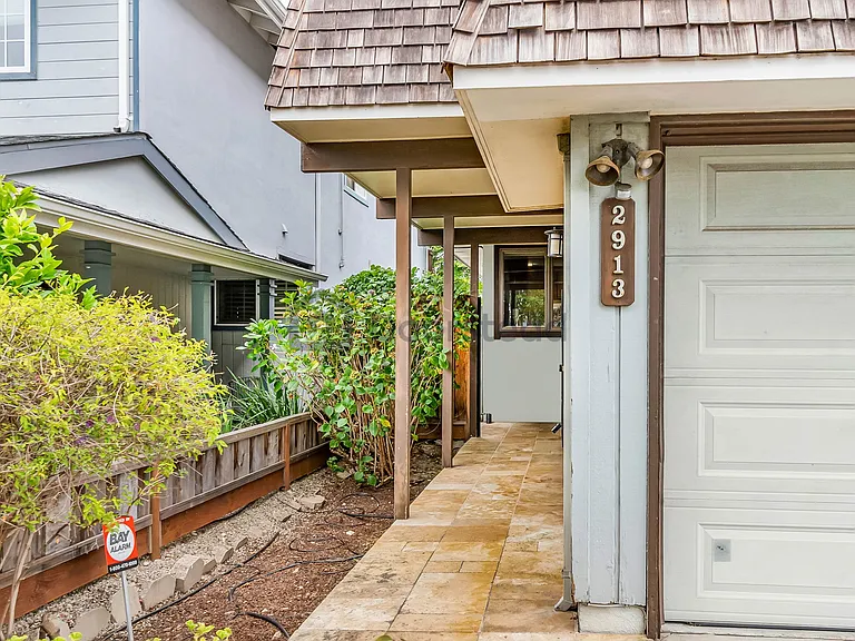 2913 Bayview Dr — Photo 4