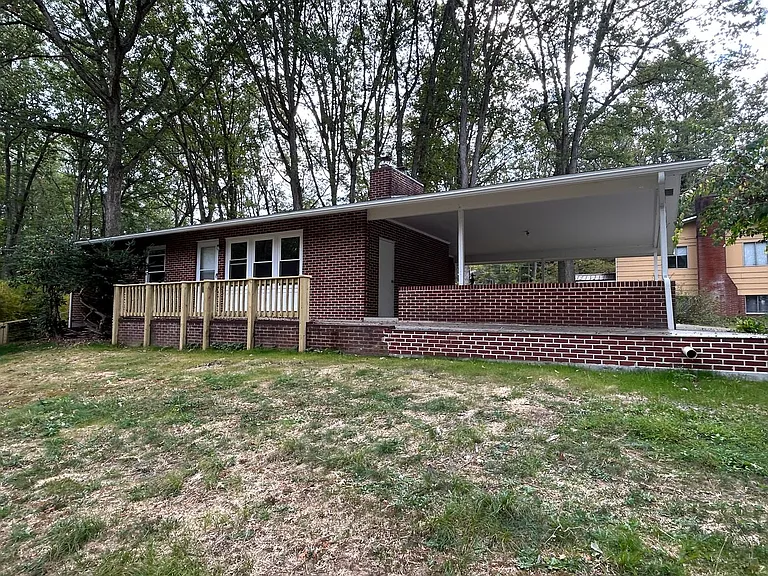 1904 N Oak Ln — Photo 1