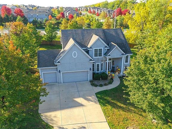 3rd image of 2645 SW Wintergarden Dr