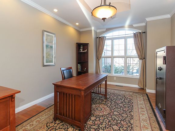 3rd image of 806 Foxboro Dr
