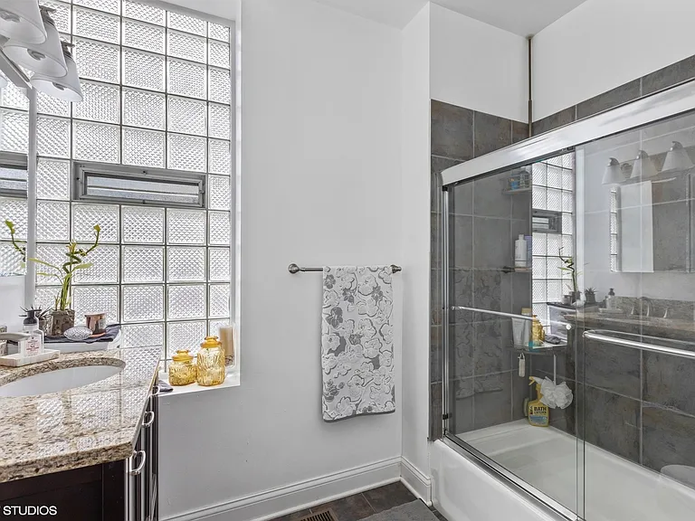 2042 W Crystal St #2R — Photo 5