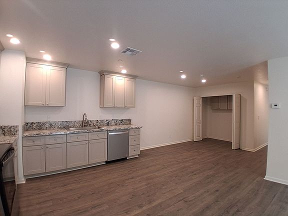 4th image of 3016 Lake Park Ct