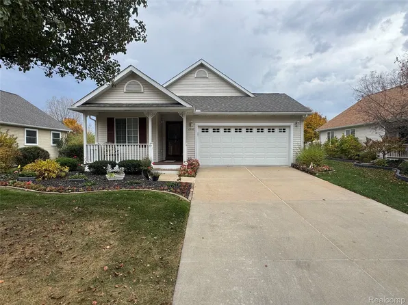 2368 Spartans Trl, Pinckney, MI 48169