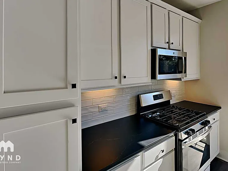 586 W End Dr — Photo 10