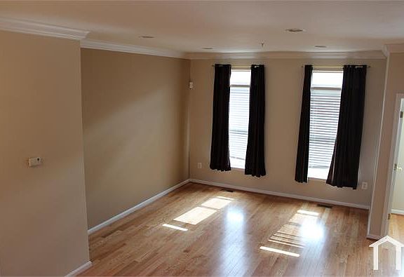 5th image of 906 E Lombard St