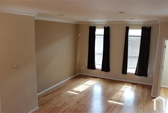 906 E Lombard St — Photo 5
